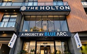 The Holton Stays By Bayti